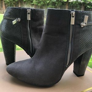 Jennifer Lopez gorgeous grey boots